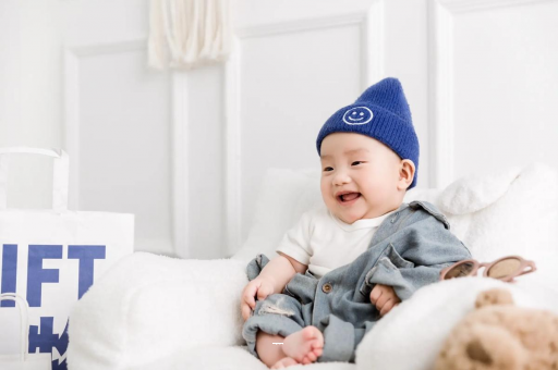 百色宝宝吃奶蹬腿烦躁扭动